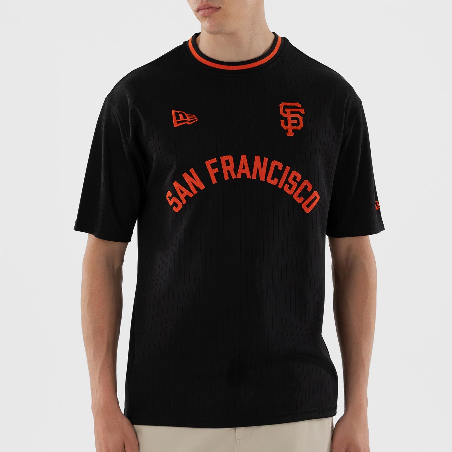 The model is wearing this MLB San Francisco Giants Oversized T-Shirt in black. 4