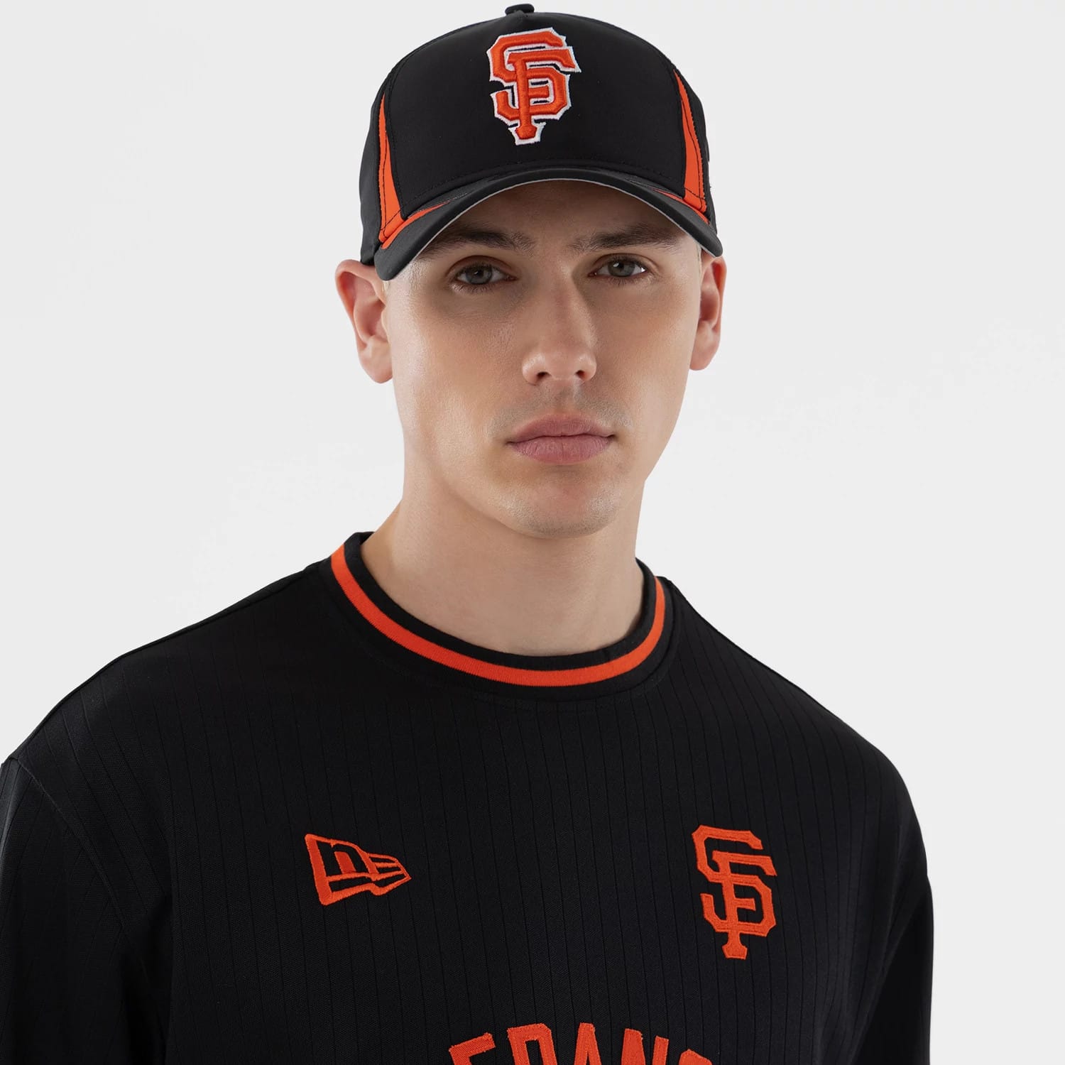 The model is wearing this MLB San Francisco Giants Oversized T-Shirt in black. 6