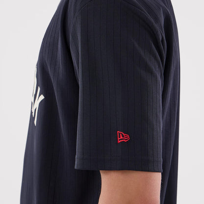 The model is wearing this MLB New York Yankees Oversized T-Shirt in navy. 5