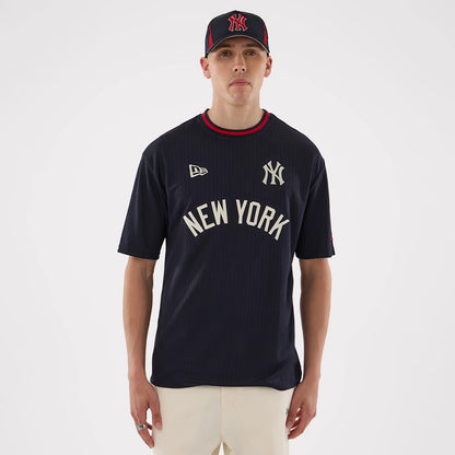 The model is wearing this MLB New York Yankees Oversized T-Shirt in navy. 1