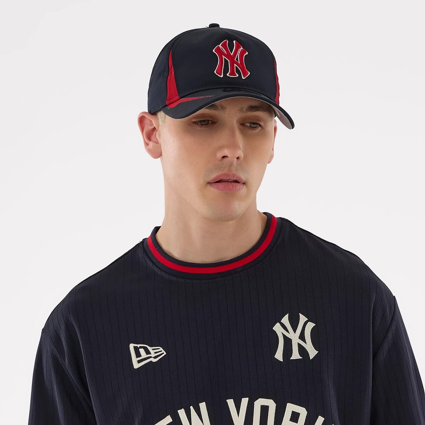 The model is wearing this MLB New York Yankees Oversized T-Shirt in navy. 6