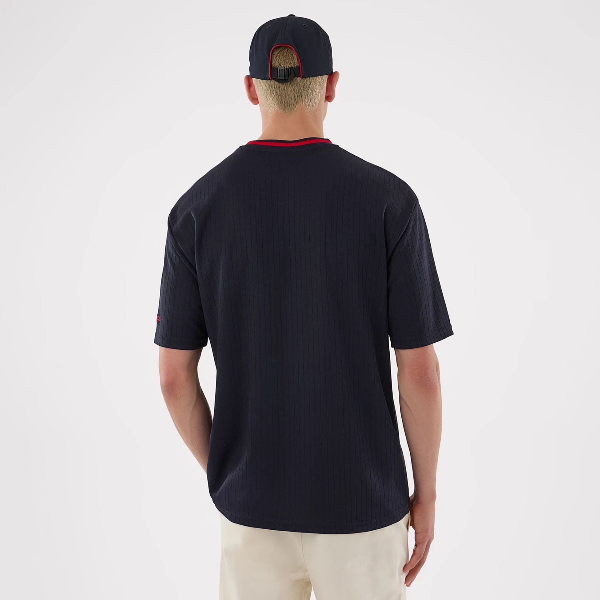 The model is wearing this MLB New York Yankees T-Shirt in navy. 2