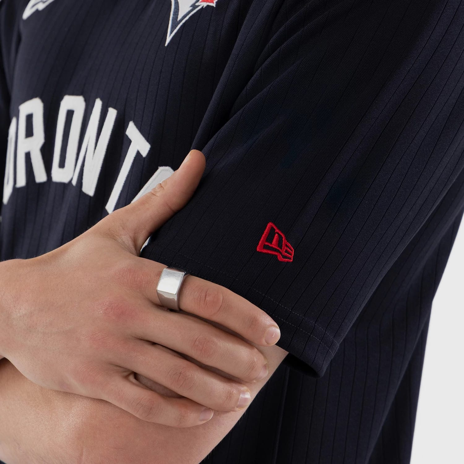 The model is wearing this MLB Toronto Blue Jays Oversized T-Shirt in navy. 7