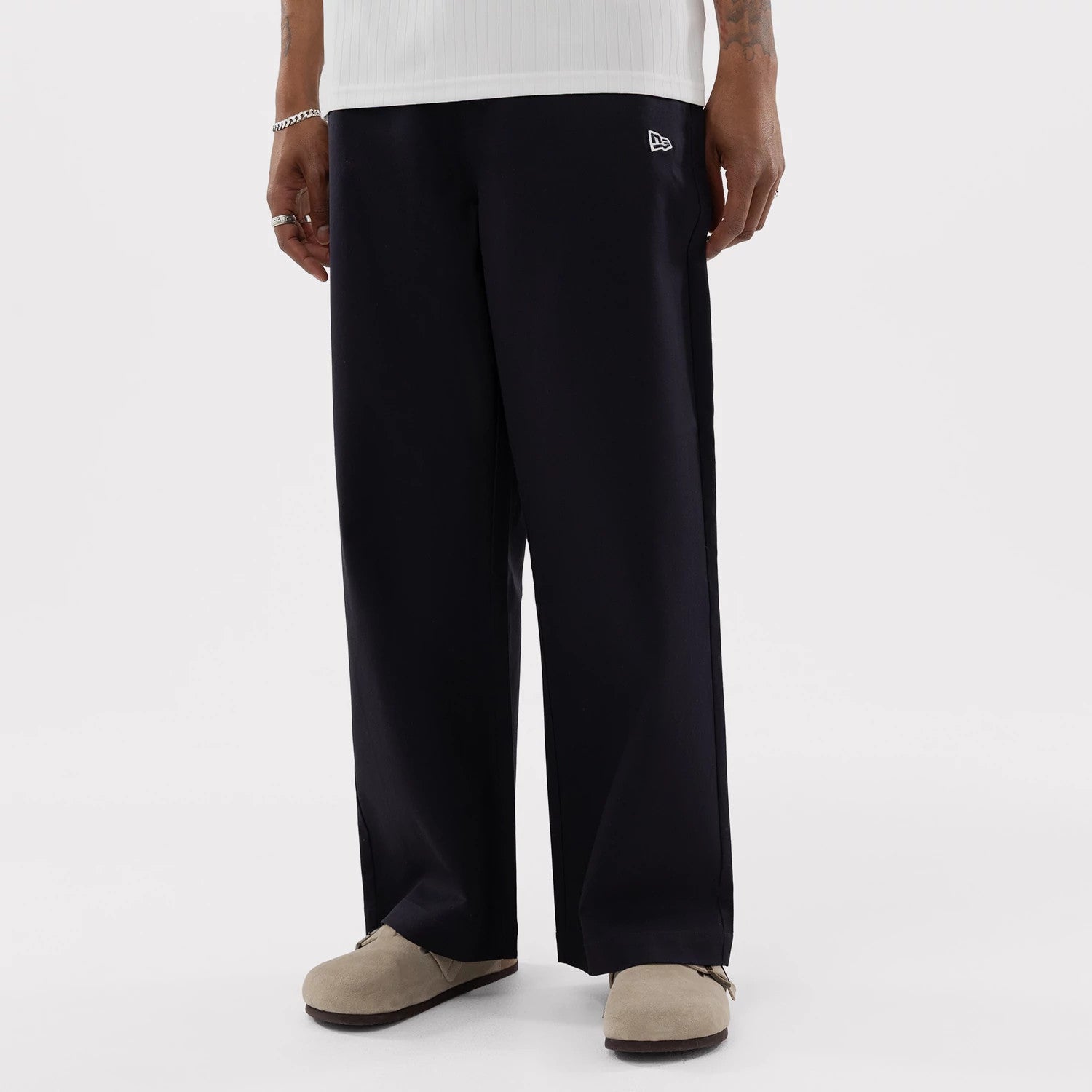 The model is wearing this MLB LA Dodgers Chino Trousers in navy. 5