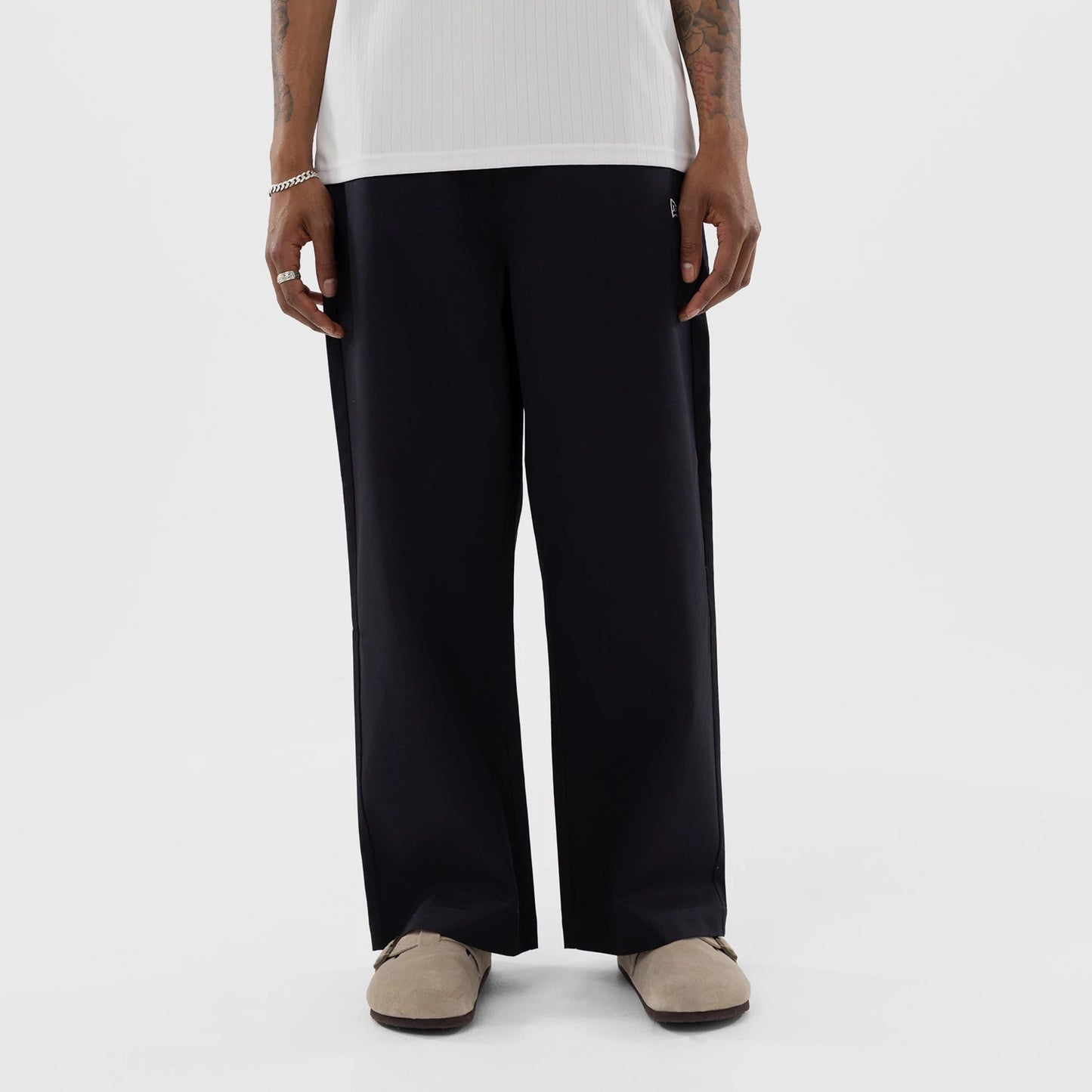 The model is wearing this MLB LA Dodgers Chino Trousers in navy. 1