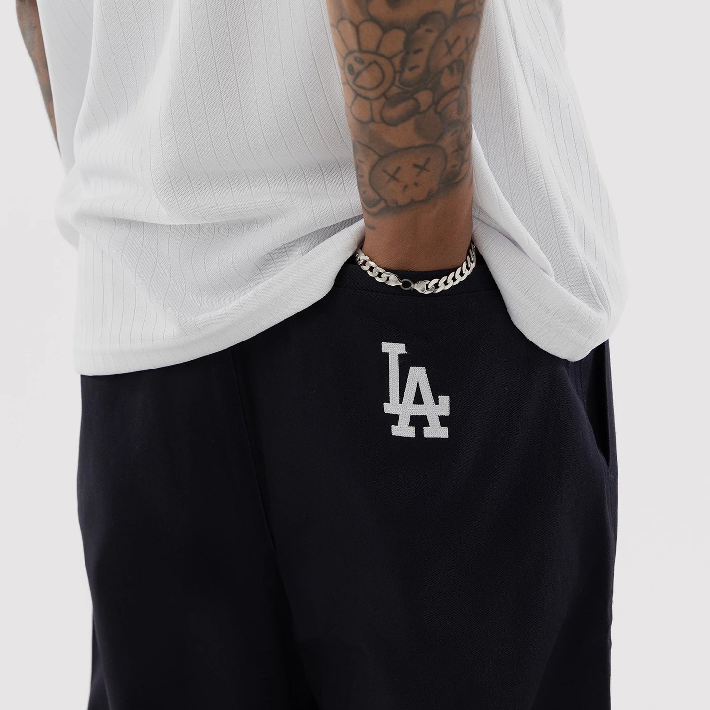 The model is wearing this MLB LA Dodgers Chino Trousers in navy. 4