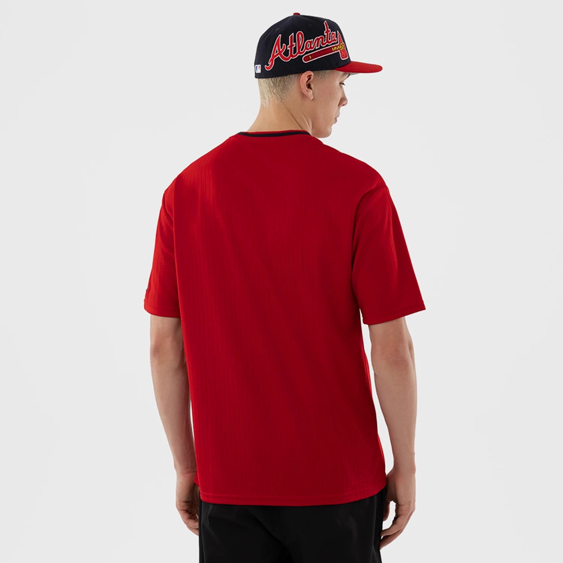 The model is wearing this MLB Atlanta Braves T-Shirt in red. 2