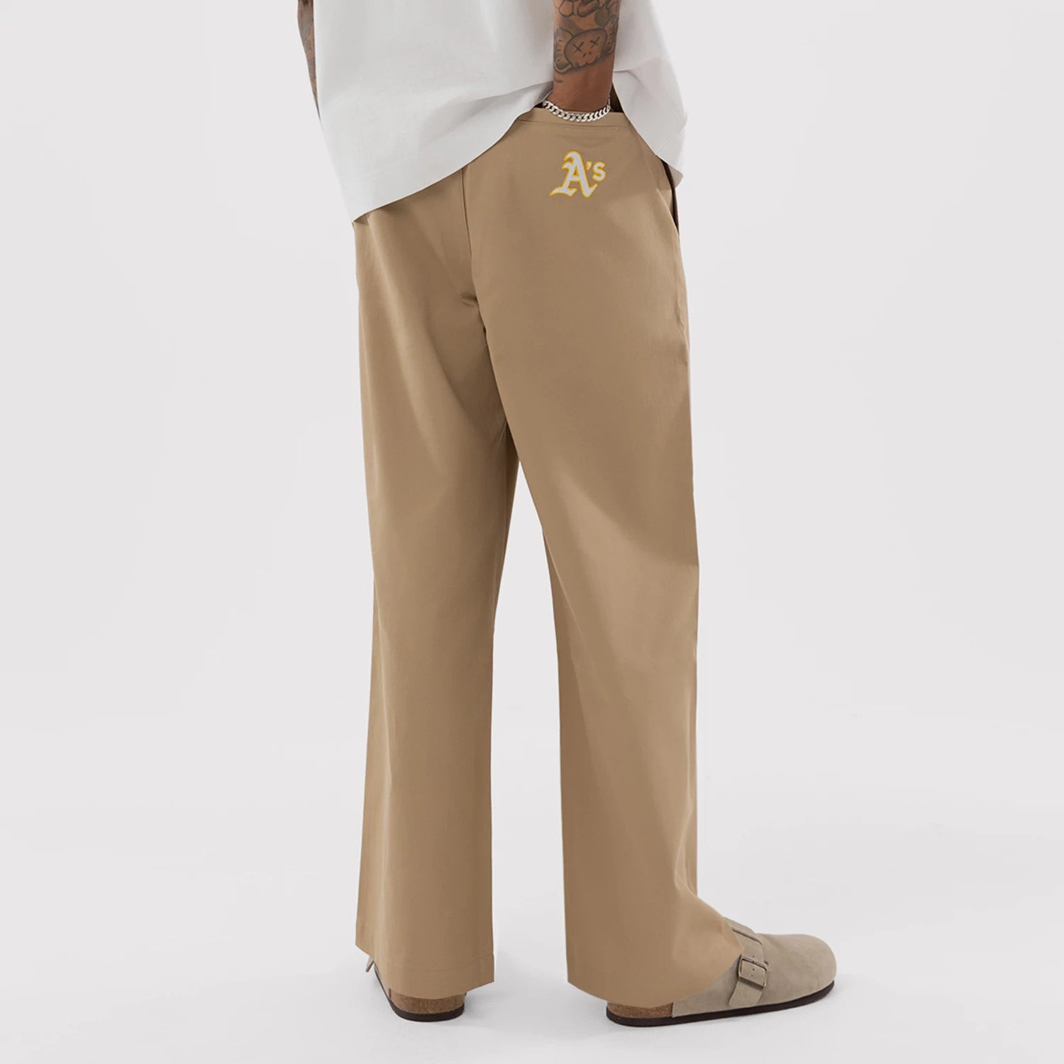 The model is wearing this MLB Athletics Chino Trousers in light beige. 2