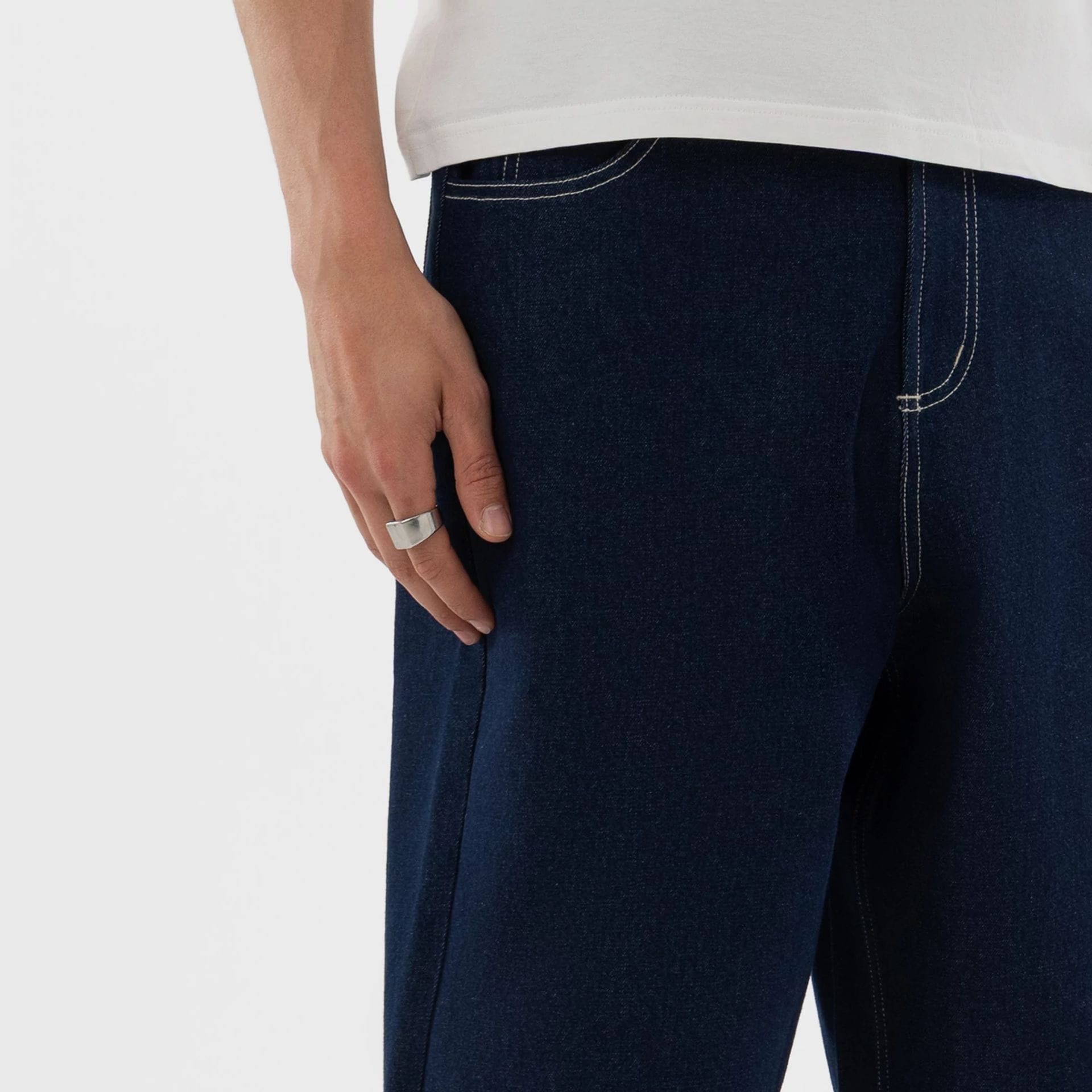 The model is wearing this MLB Jort New York Yankees Oversized Shorts in dark blue. 5