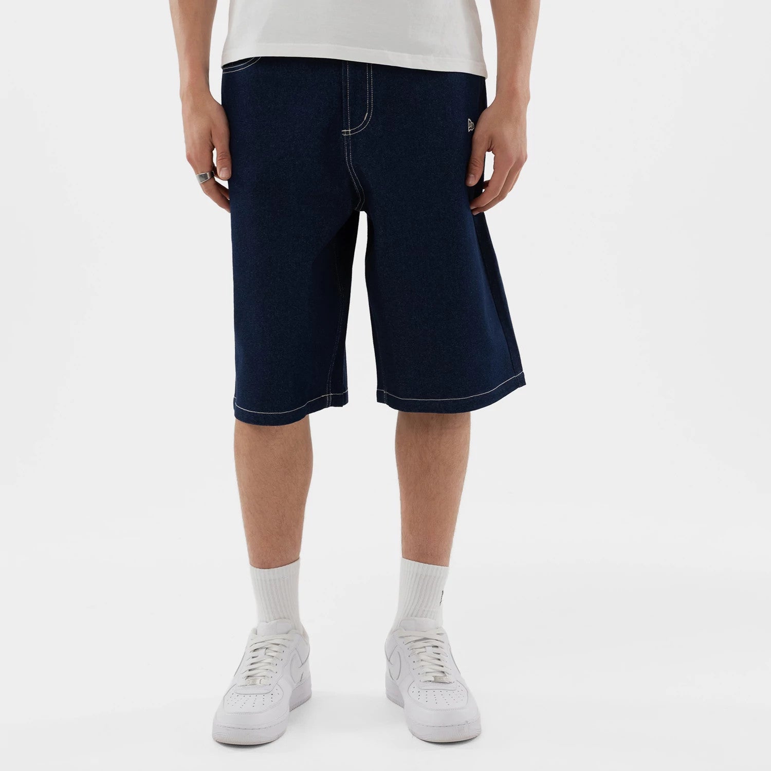 The model is wearing this MLB Jort New York Yankees Oversized Shorts in dark blue. 1