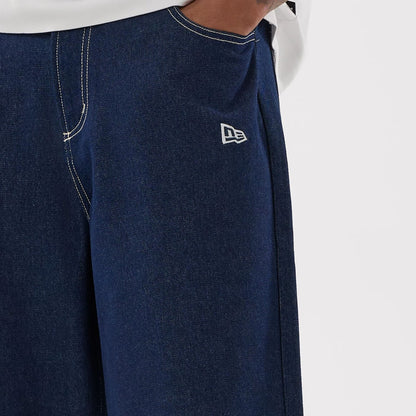 The model is wearing this MLB Jort LA Dodgers Oversized Shorts in dark blue. 7