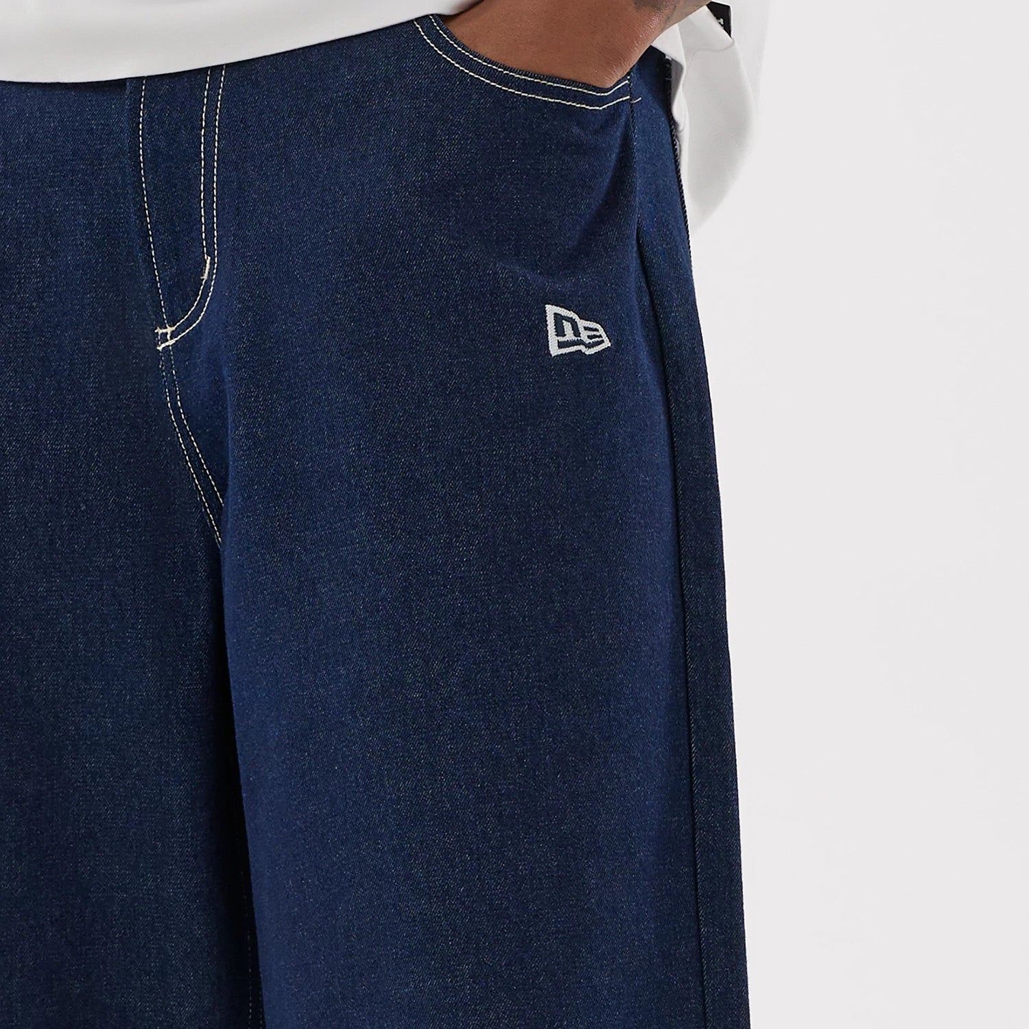 The model is wearing this MLB Jort LA Dodgers Oversized Shorts in dark blue. 7