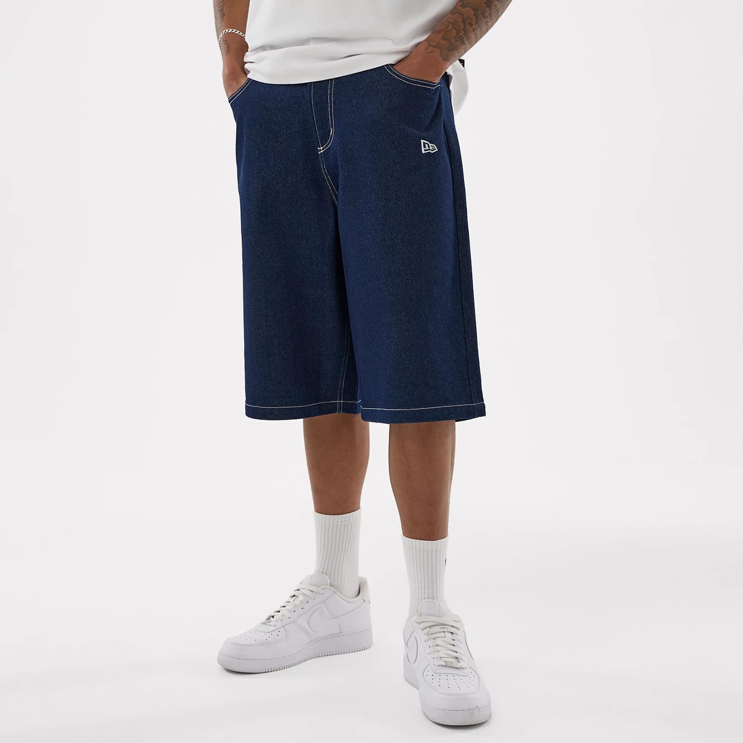 The model is wearing this MLB Jort LA Dodgers Oversized Shorts in dark blue. 1