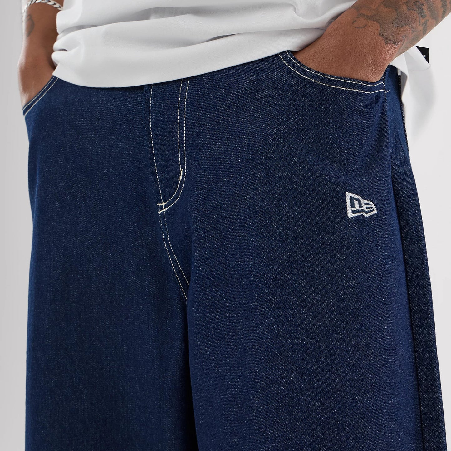 The model is wearing this MLB Jort LA Dodgers Oversized Shorts in dark blue. 5