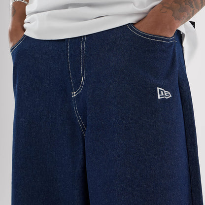 The model is wearing this MLB Jort LA Dodgers Oversized Shorts in dark blue. 5