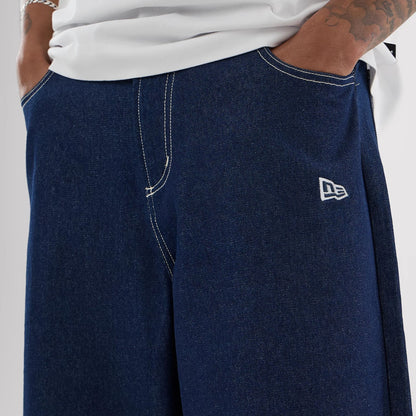 The model is wearing this MLB Jort LA Dodgers Oversized Shorts in dark blue. 5