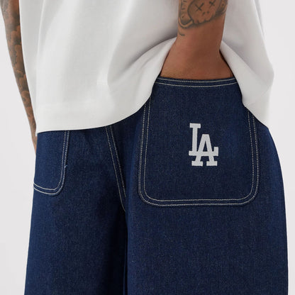 The model is wearing this MLB Jort LA Dodgers Oversized Shorts in dark blue. 6