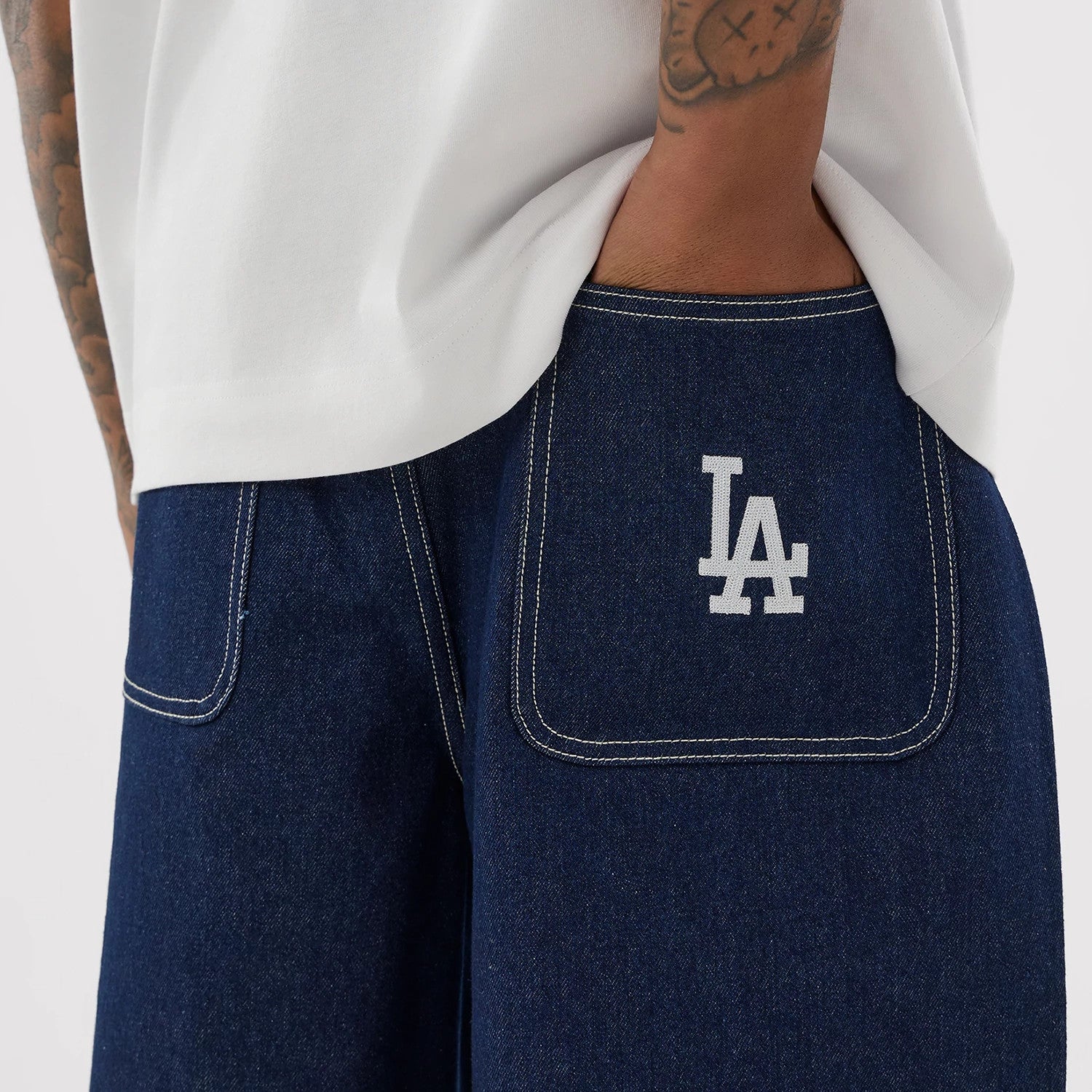 The model is wearing this MLB Jort LA Dodgers Oversized Shorts in dark blue. 6