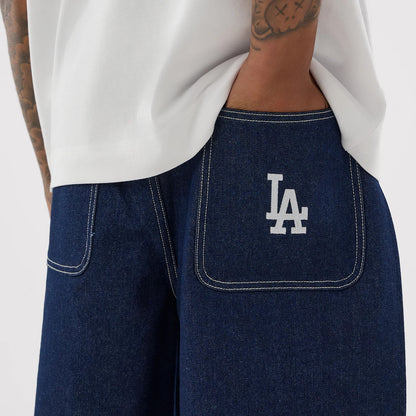 The model is wearing this MLB Jort LA Dodgers Oversized Shorts in dark blue. 6