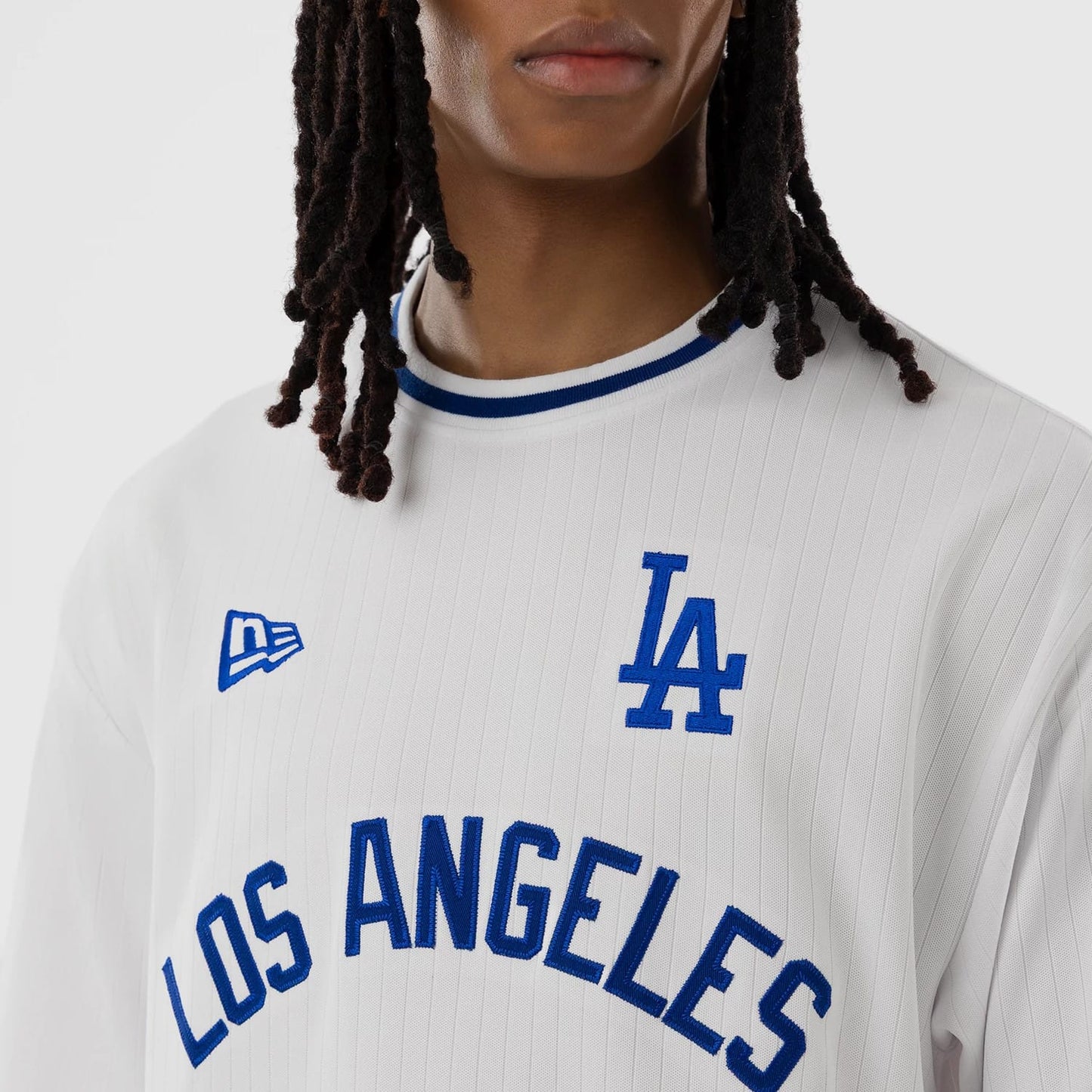 The model is wearing this MLB LA Dodgers Oversized T-Shirt in white. 3
