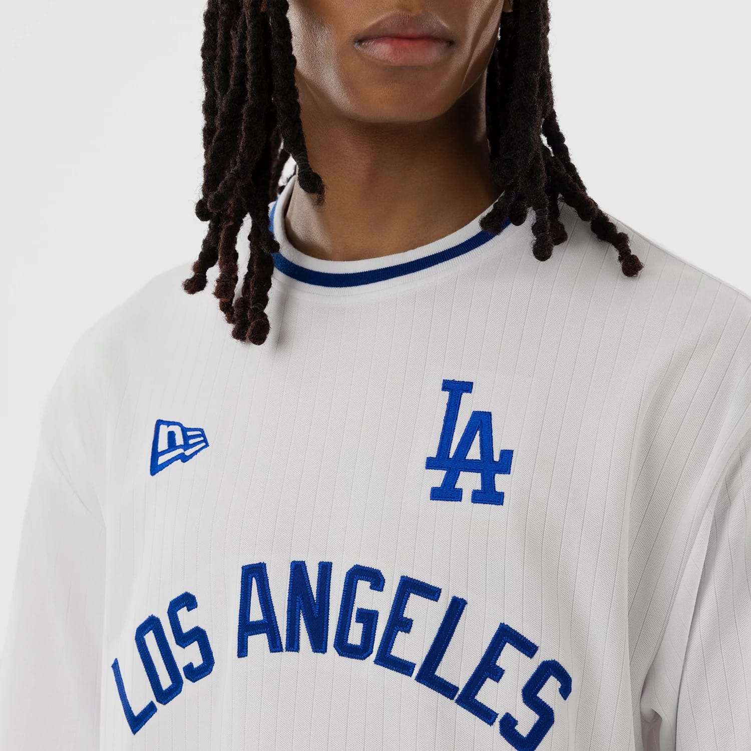 The model is wearing this MLB LA Dodgers Oversized T-Shirt in white. 3