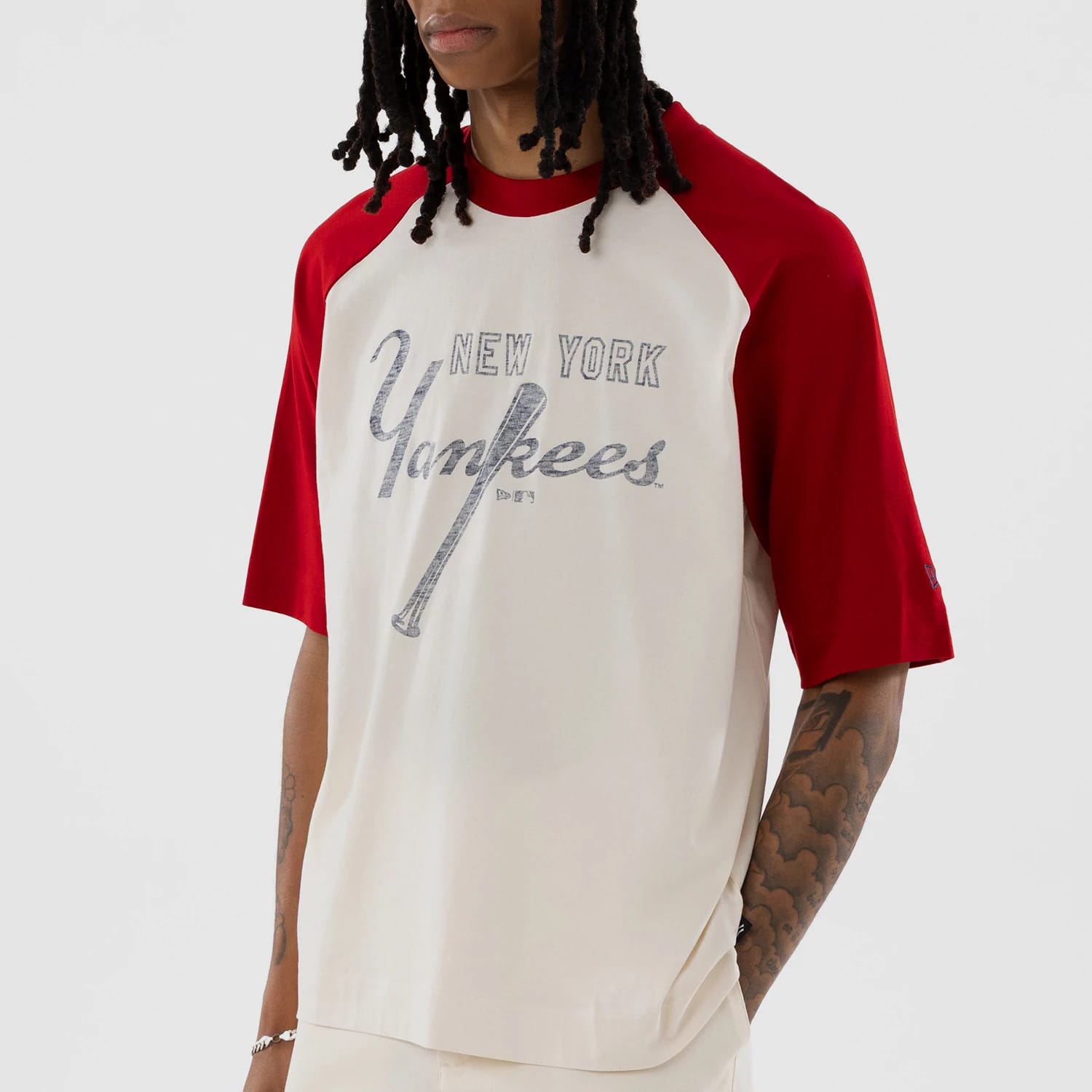 The model is wearing this MLB New York Yankees Boxy T-Shirt in open white. 5