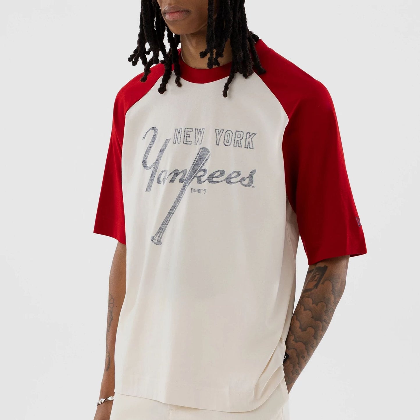 The model is wearing this MLB New York Yankees Boxy T-Shirt in open white. 5