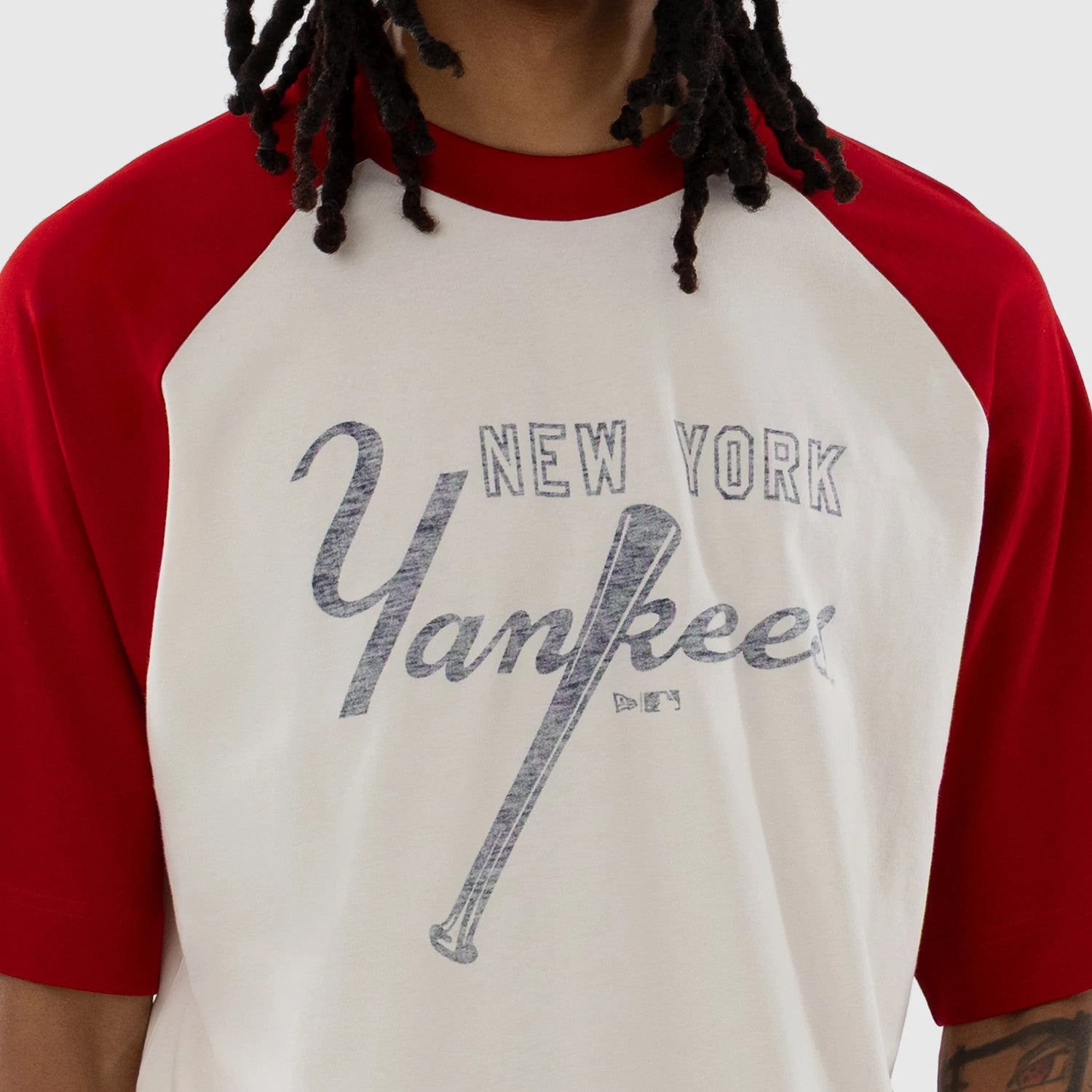 The model is wearing this MLB New York Yankees Boxy T-Shirt in open white. 4