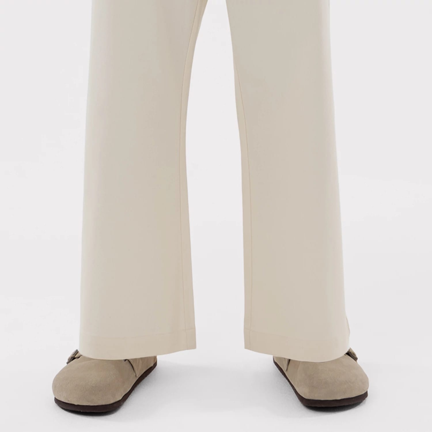 The model is wearing this MLB New York Yankees Chino Trousers in Cream. 6