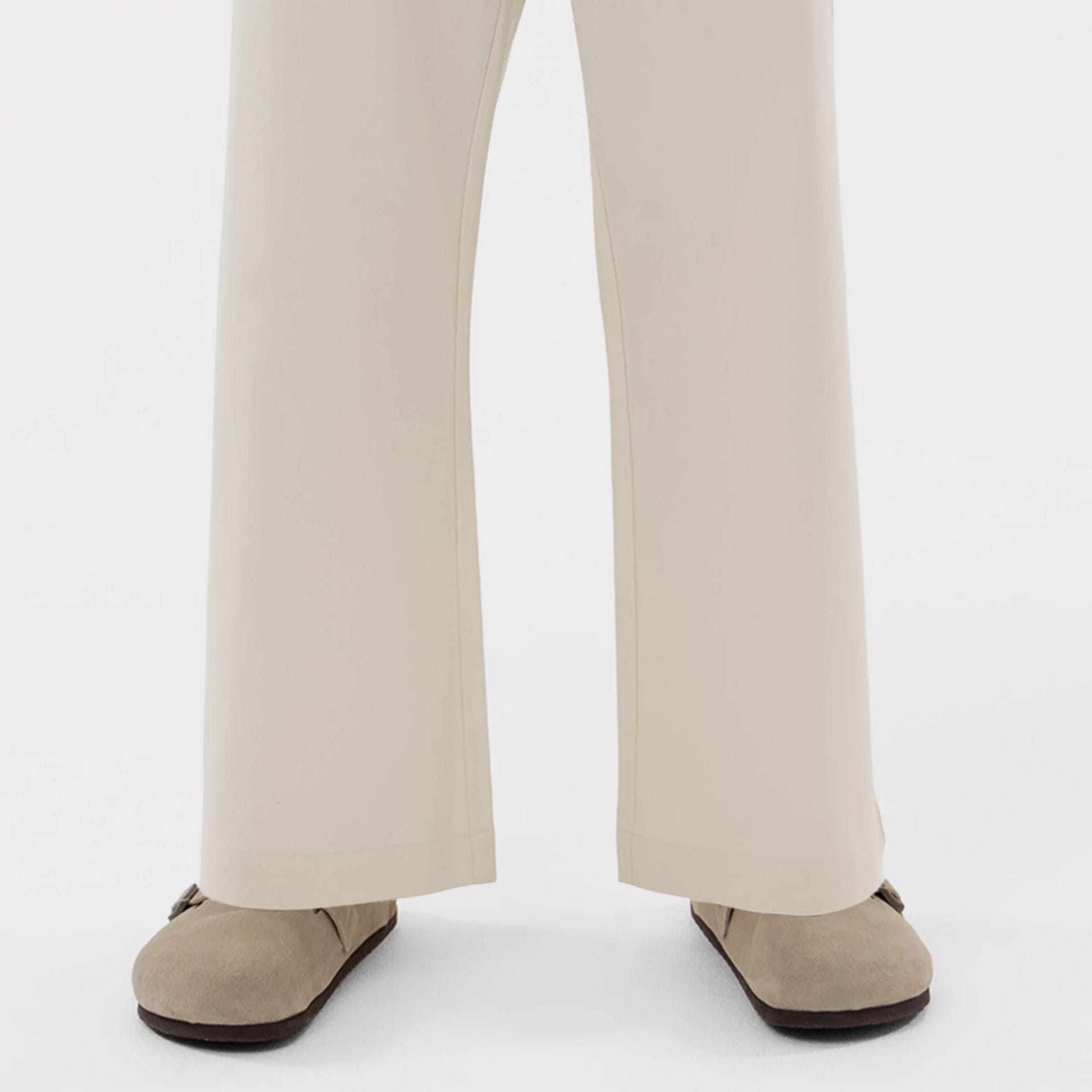 The model is wearing this MLB New York Yankees Chino Trousers in Cream. 6