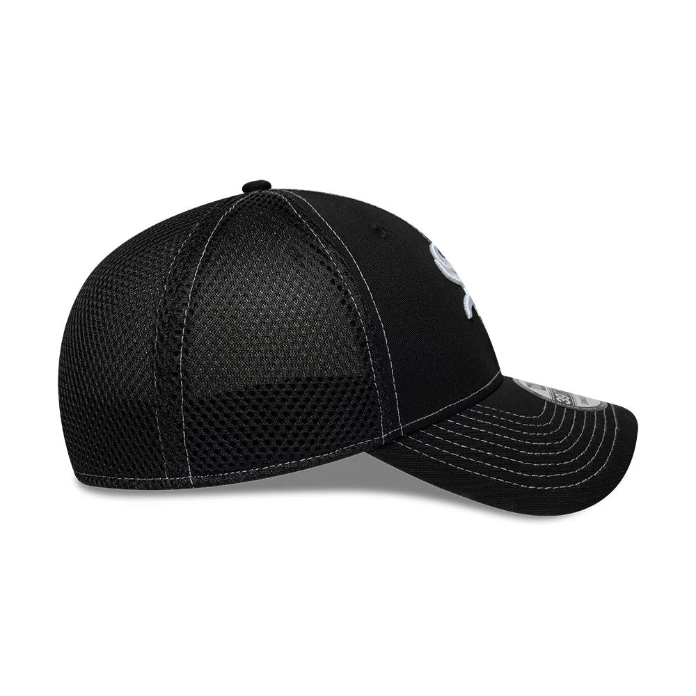 Chicago White Sox MLB Neo Black New Era 39THIRTY Stretch Fit Cap, side view showing the New Era flag logo embroidered on the black mesh side panels, a structured crown with white stitching, and a curved black visor with the 39THIRTY size sticker.