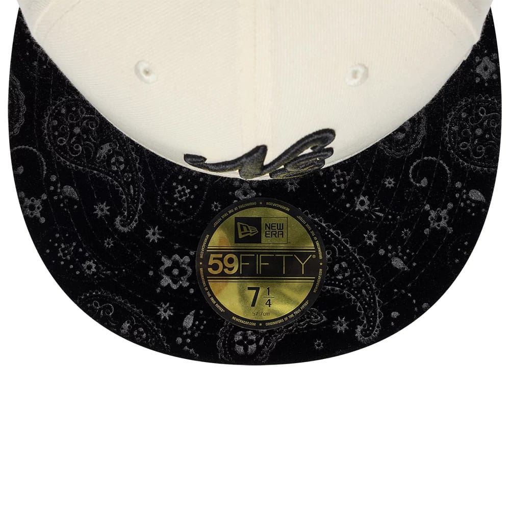 Pictured is this New Era Paisley Visor 59FIFTY Fitted cap in light beige. 2