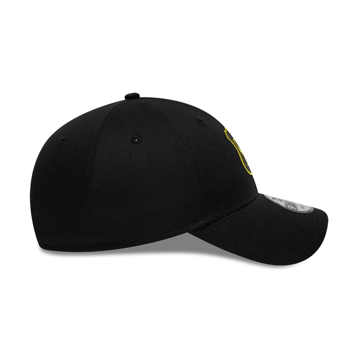 Pictured is this Retro Goal Keeper Chelsea FC Lion Crest 9FORTY cap in black. 5