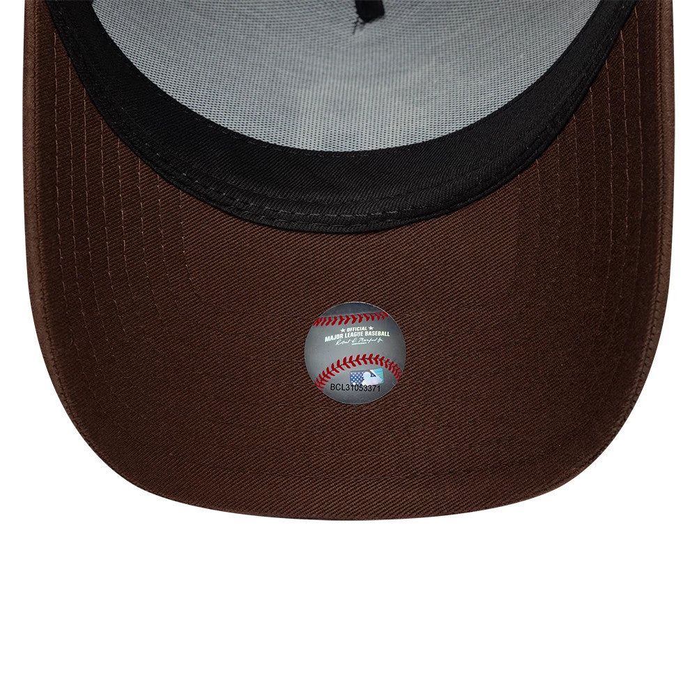 Pictured is this MLB Suede Visor Detroit Tigers 9FORTY E-Frame cap in navy. 5