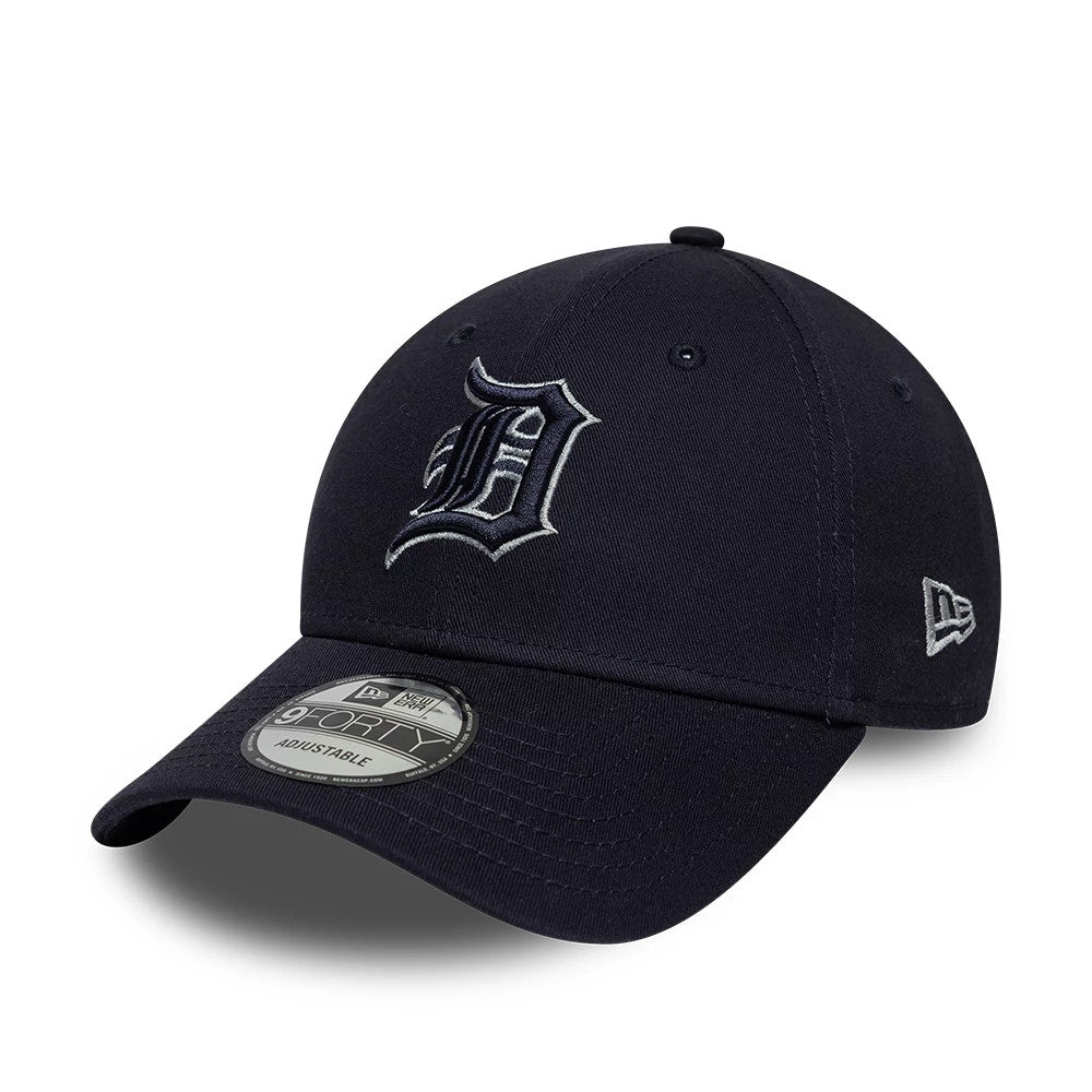 Detroit Tigers MLB Team Outline Navy New Era 9FORTY Adjustable Cap, three-quarter view showing the raised white and navy D logo embroidered on the front panel, the curved navy visor with a 9FORTY size sticker.