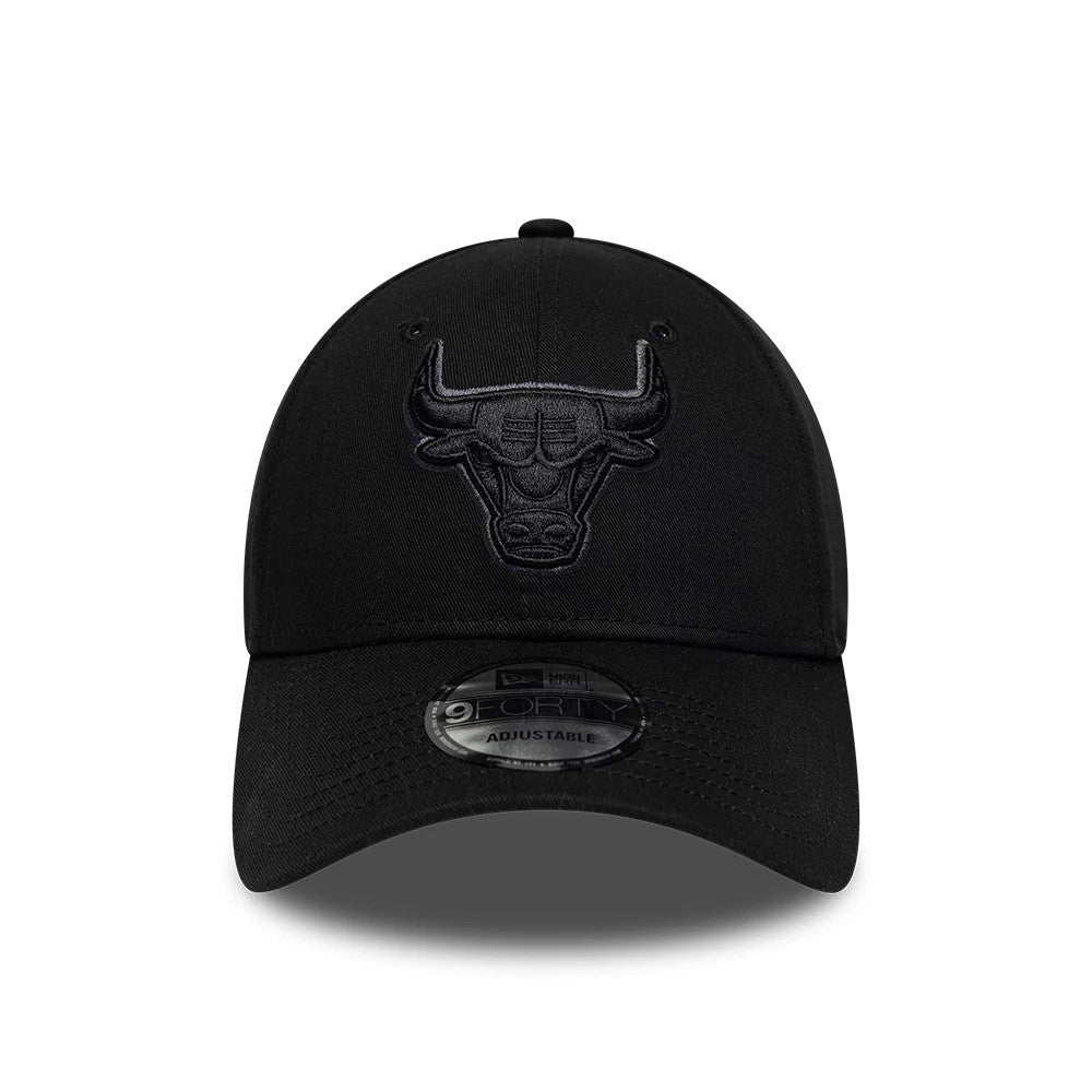 Chicago Bulls NBA Team Outline Black New Era 9FORTY Adjustable Cap, front view showing a black raised embroidered bull logo on the front panel, a black curved visor, and a 9FORTY size sticker centred on the visor.
