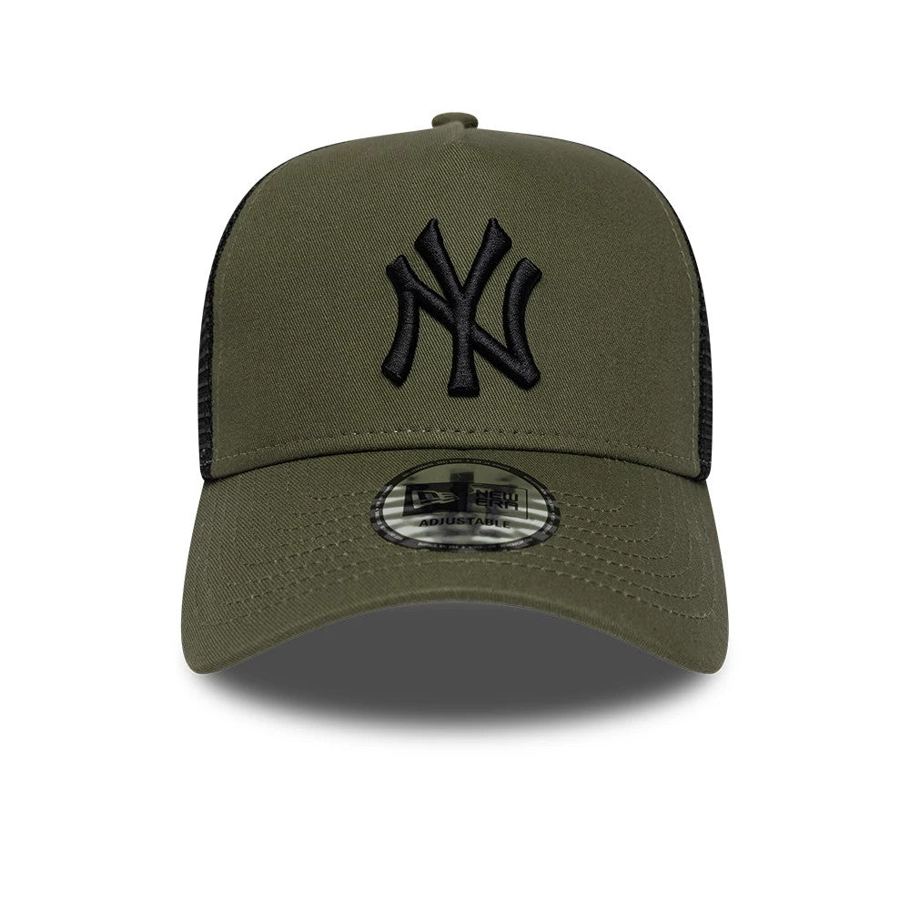 Yankees MLB League Essential Green New Era 9FORTY A-Frame Trucker Adjustable Cap, front view showing the black embroidered Yankees logo on the structured green front panels, with a 9FORTY size sticker on the curved green visor.