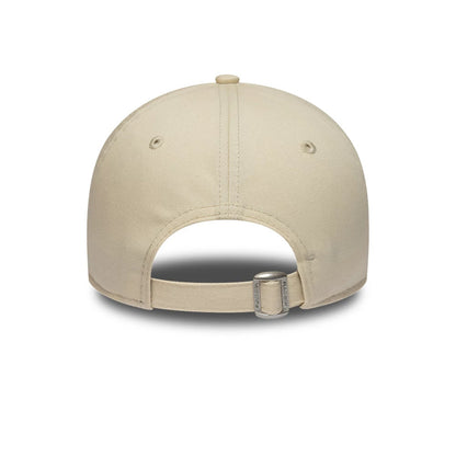 Pictured is this MLB League Essential New York Yankees 9TWENTY cap in light beige. 4