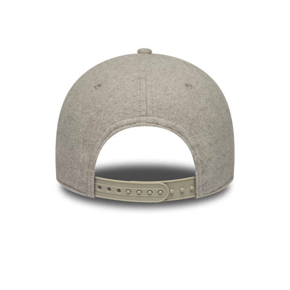 LA Dodgers MLB Winter Light Beige New Era 9FORTY Adjustable Cap, rear view highlighting the light beige fabric finish, the absence of any back logo, and an adjustable strap with multiple snap fasteners for a customised fit.