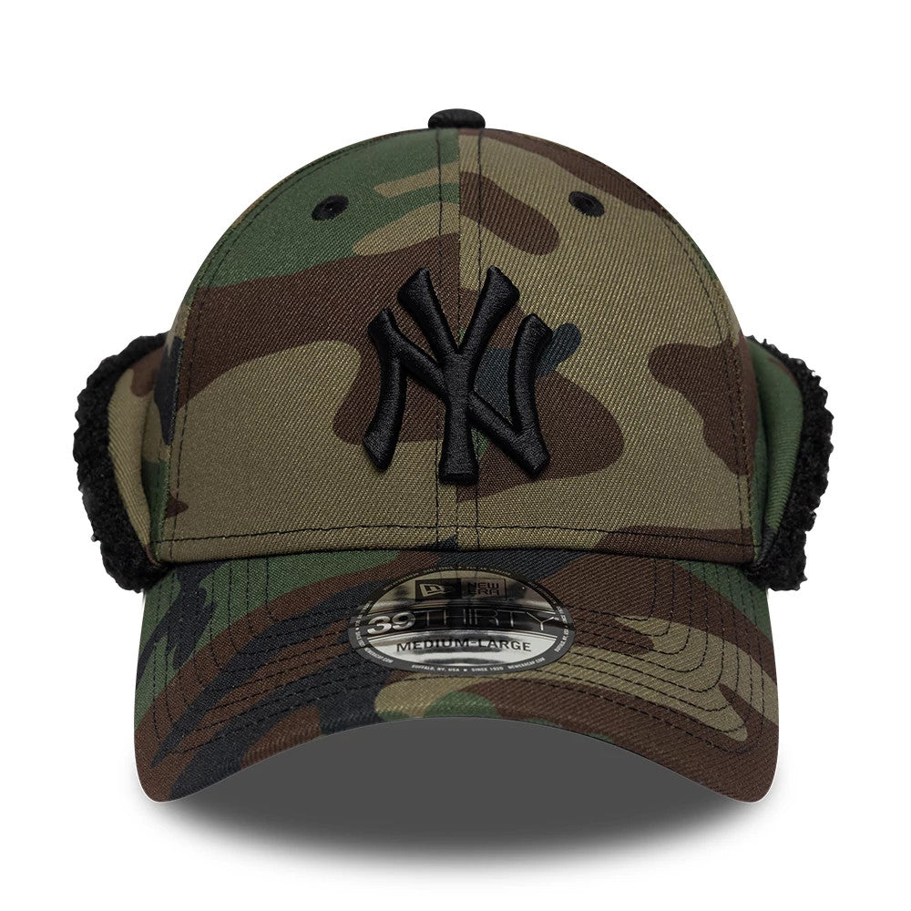 New York Yankees MLB Camo Black New Era 39THIRTY Downflap Stretch Fit Cap, front view showing the black raised embroidered NY logo on the structured camouflage front panel, with a curved visor and a 39THIRTY size sticker on the visor.
