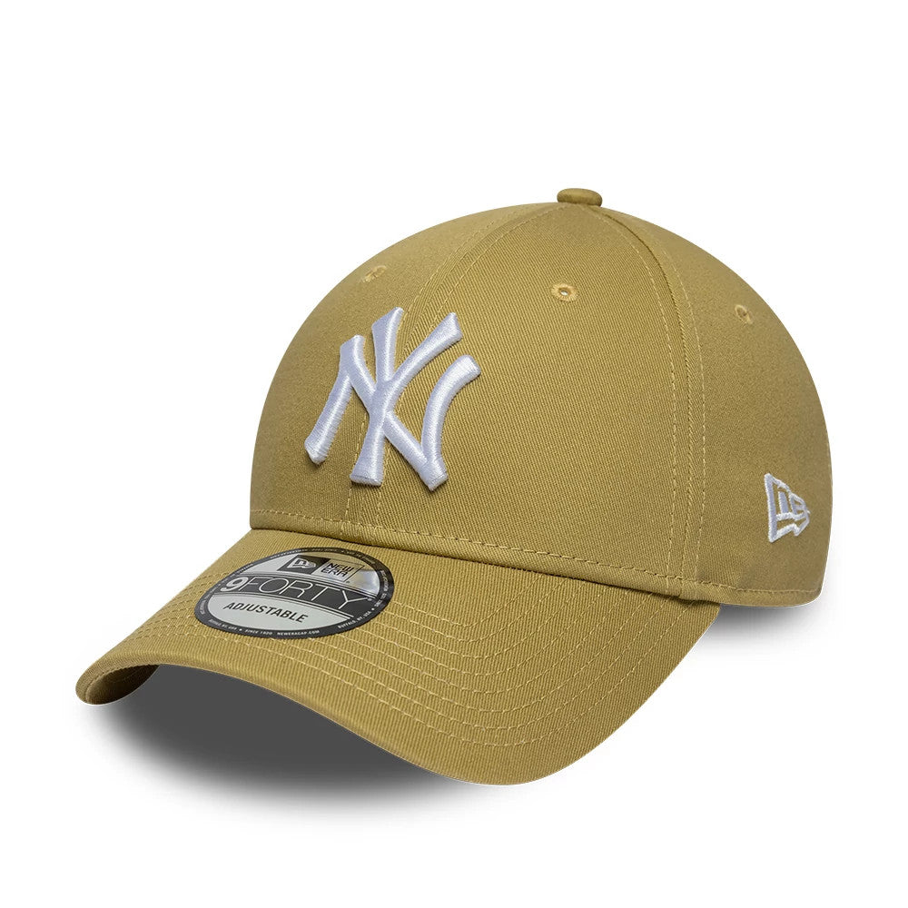 New York Yankees MLB League Essential Green New Era 9FORTY Adjustable Cap, front view showing the raised white embroidered NY logo on the structured green crown, with a curved visor and a 9FORTY size sticker on the visor.
