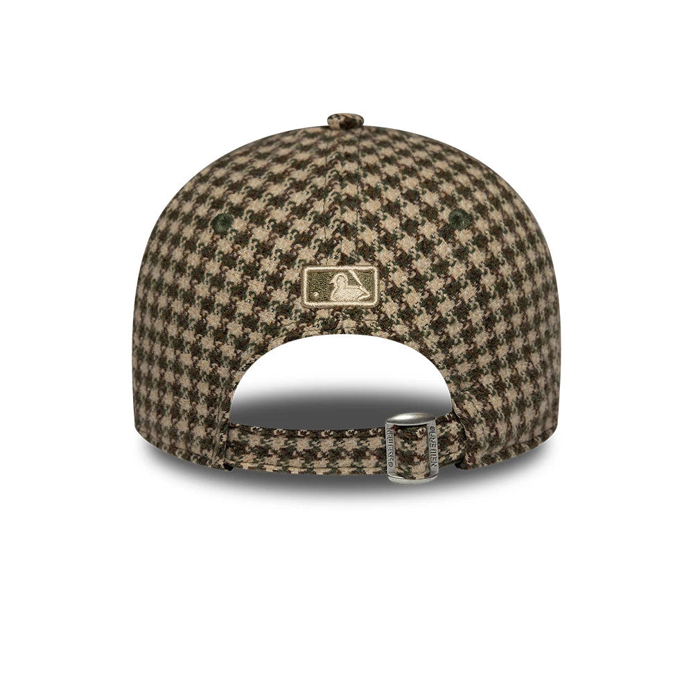 Pictured is this Womens MLB Houndstooth LA Dodgers 9FORTY M-Crown cap in green. 4