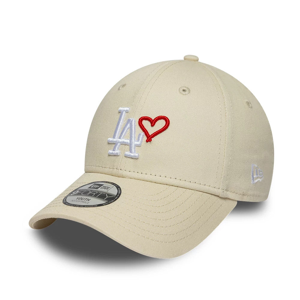 LA Dodgers Youth MLB Heart Icon Light Beige New Era 9FORTY Adjustable Cap, front view showing the white LA logo with a red heart on the front panel, a curved beige visor with a 9FORTY size sticker, and the New Era flag logo on the left side.