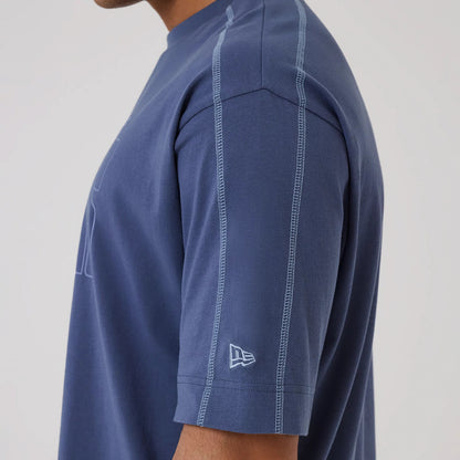 The model is wearing this NBA Graphic LA Lakers Boxy T-Shirt in dark blue. 7