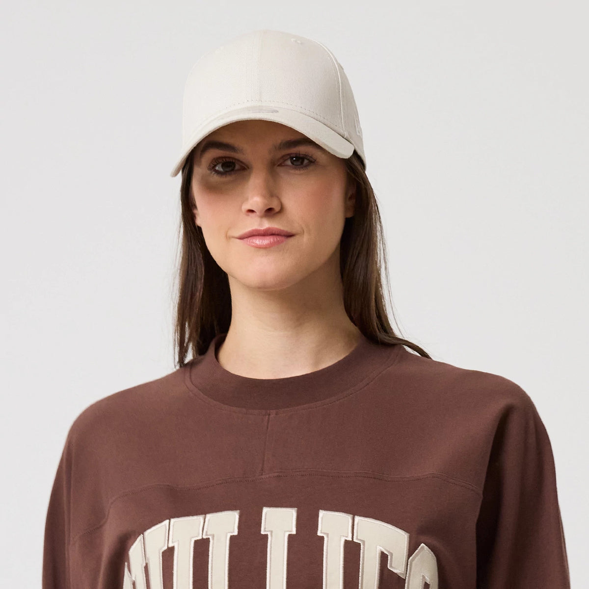 The model is wearing this MLB Arch Graphic Philadelphia Phillies Oversized T-Shirt in brown. 6