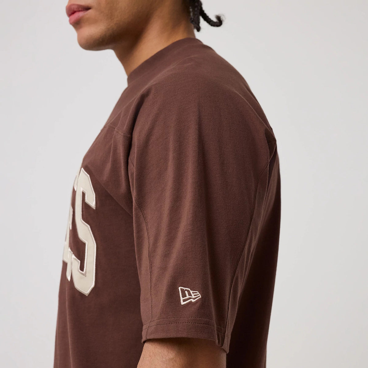 The model is wearing this MLB Arch Graphic Philadelphia Phillies Oversized T-Shirt in brown. 8