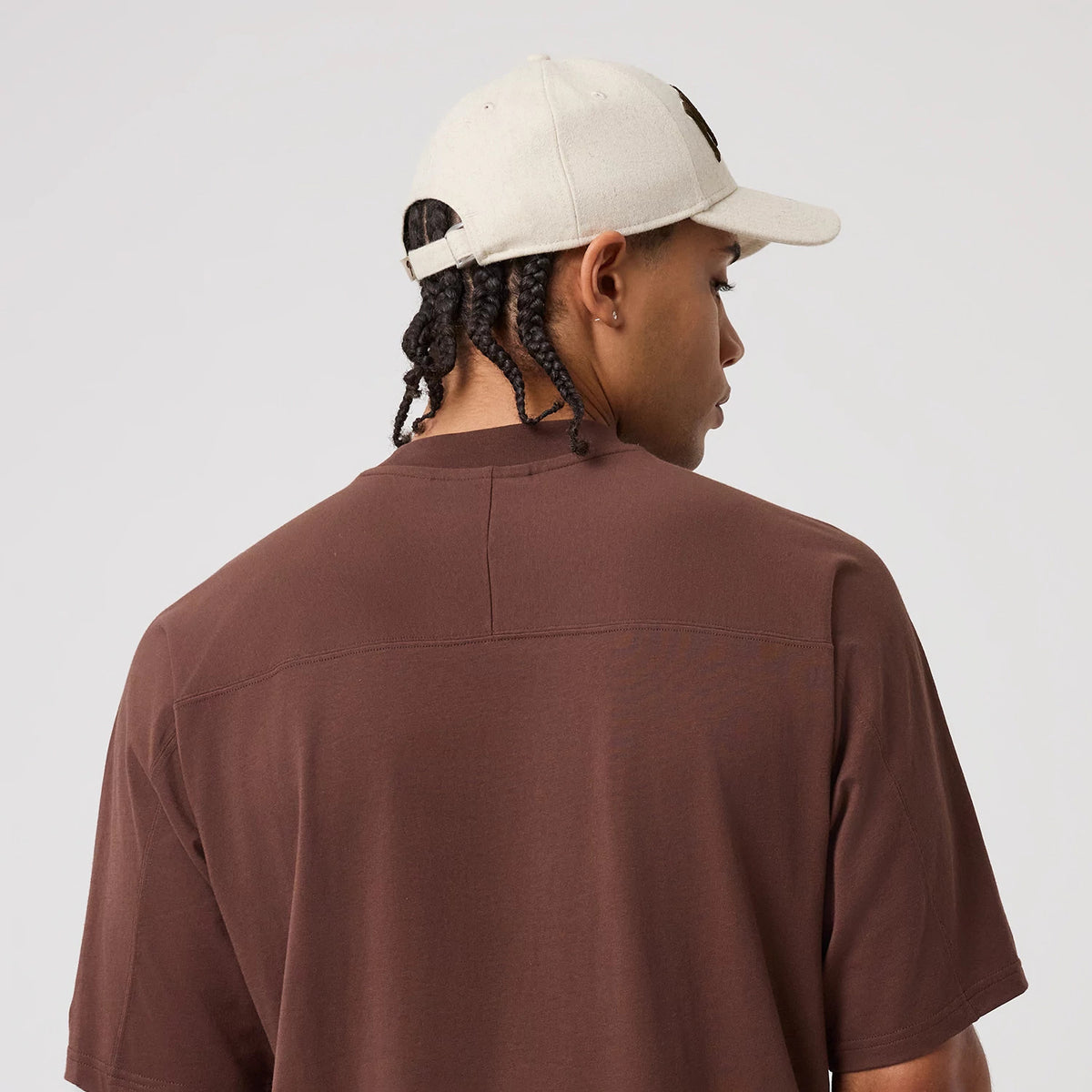 The model is wearing this MLB Arch Graphic Philadelphia Phillies Oversized T-Shirt in brown. 7
