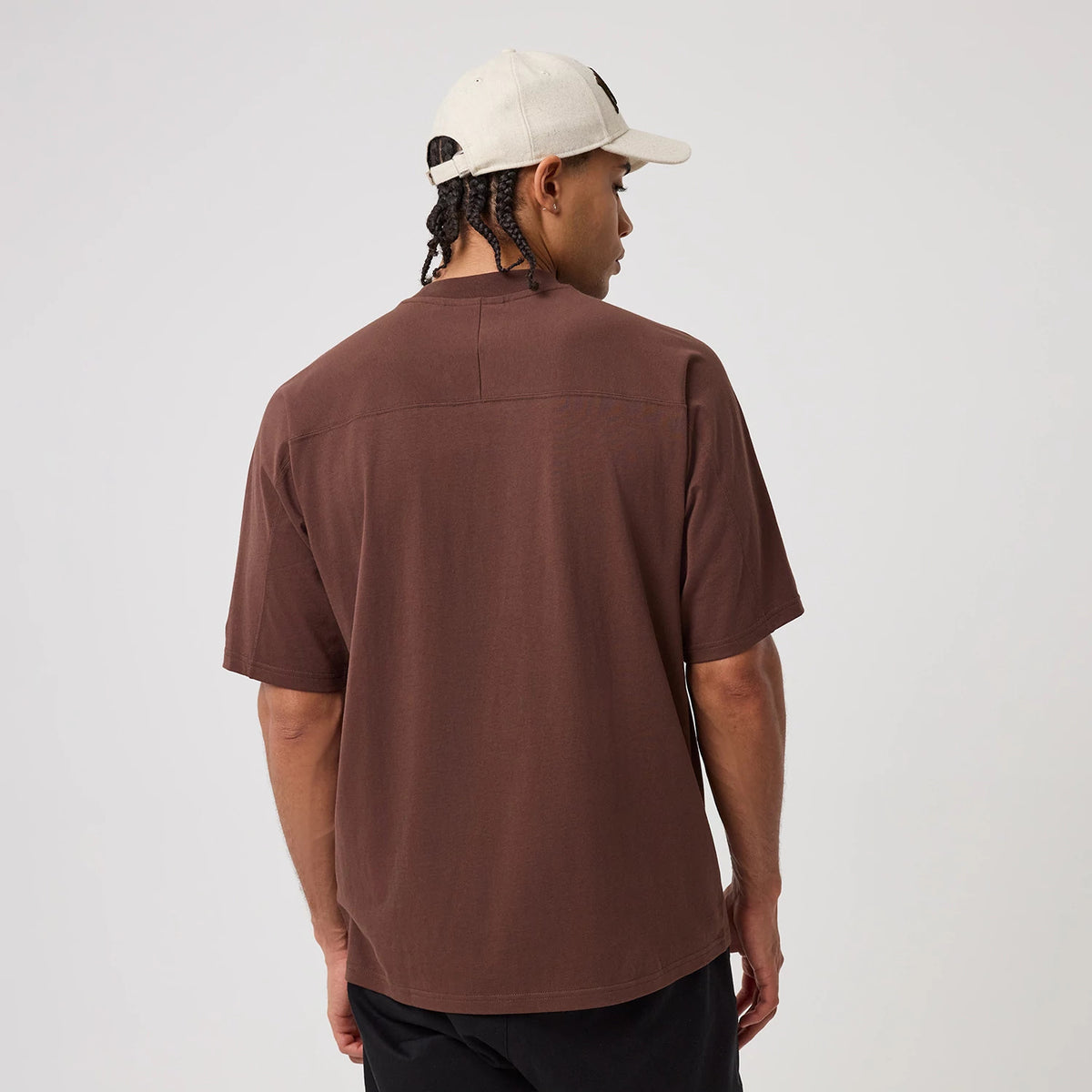 The model is wearing this MLB Arch Graphic Philadelphia Phillies Oversized T-Shirt in brown. 2
