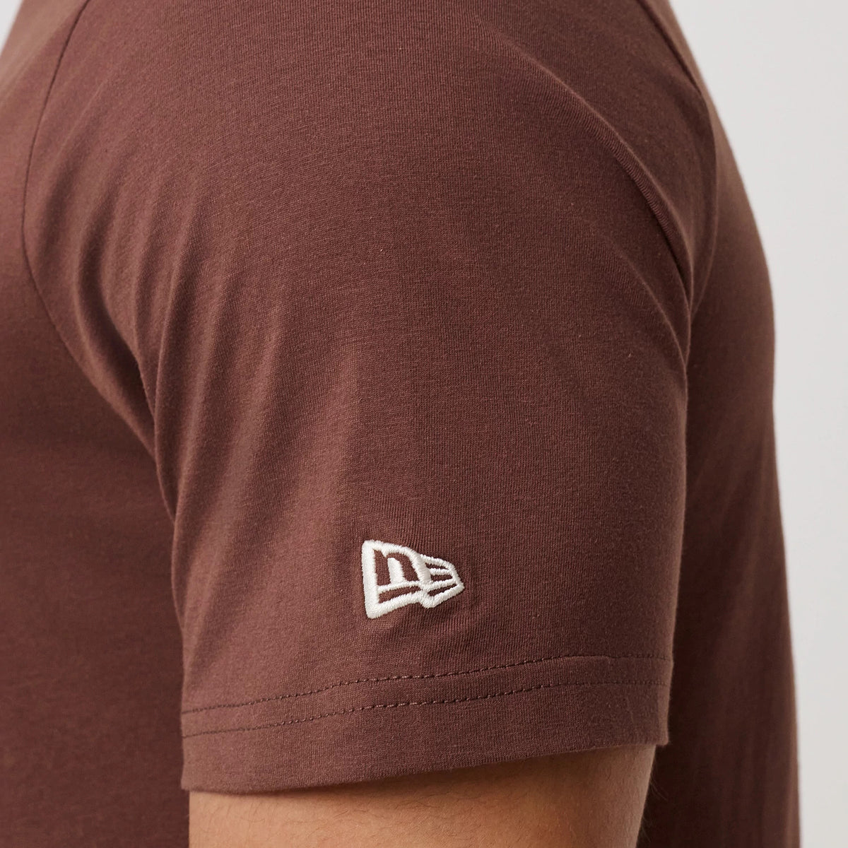 The model is wearing this MLB Linear LA Dodgers T-Shirt in brown. 7