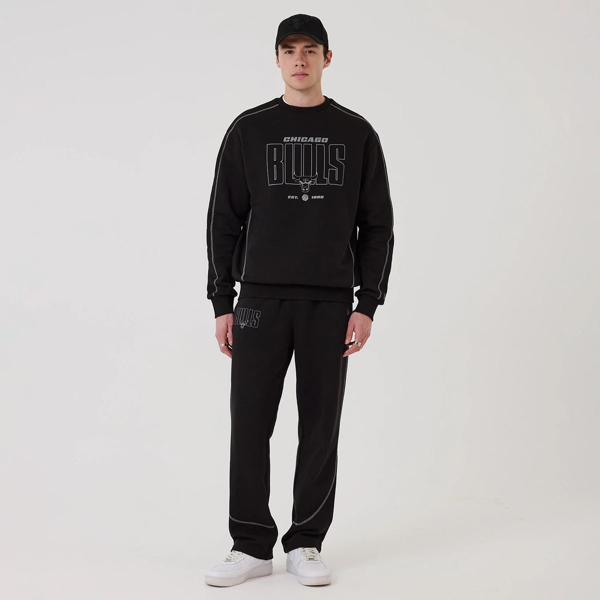 The model is wearing this NBA Graphic Chicago Bulls Straight Leg Joggers in black. 8